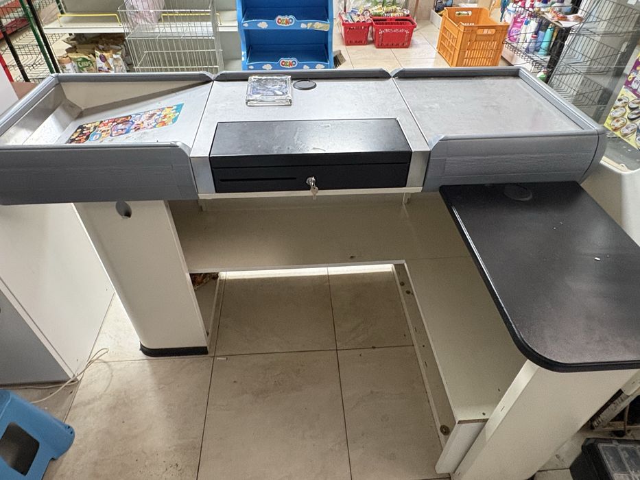 Стъпаловидни дървени стелажи и други неща