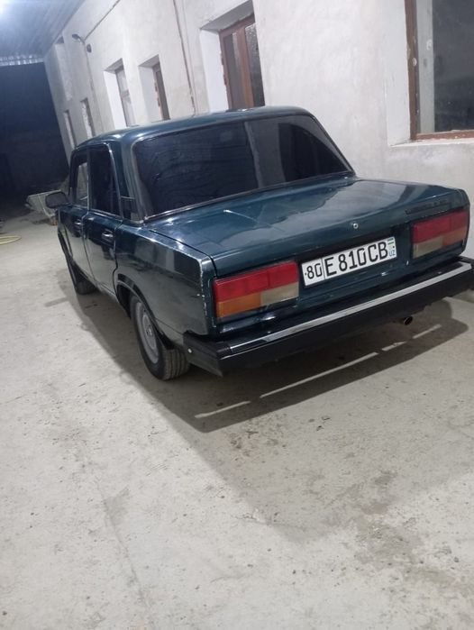 Lada 2107 sotiladi.