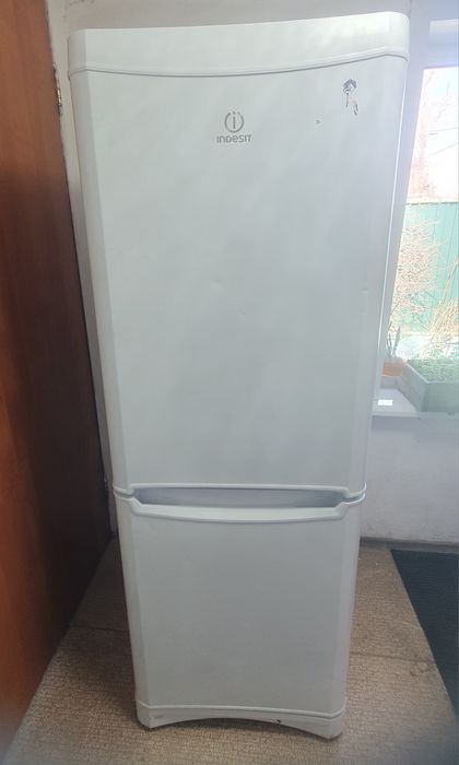 Продам холодильник indesit