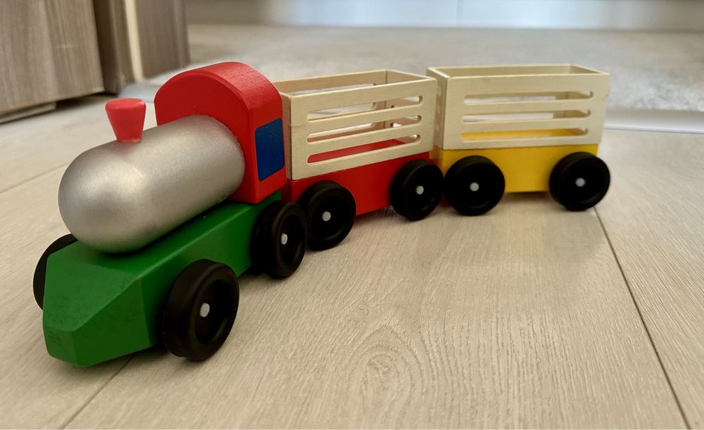 Trenuleț din lemn cu locomotivă și 2 vagoane