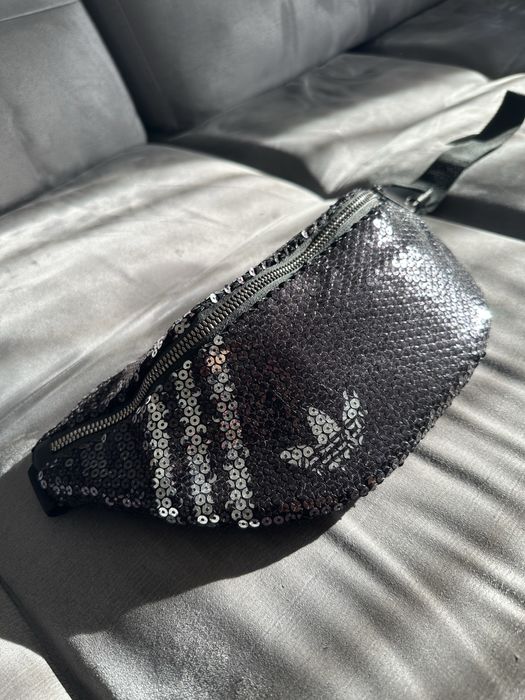 Чанта Adidas /тип хюмнетка/