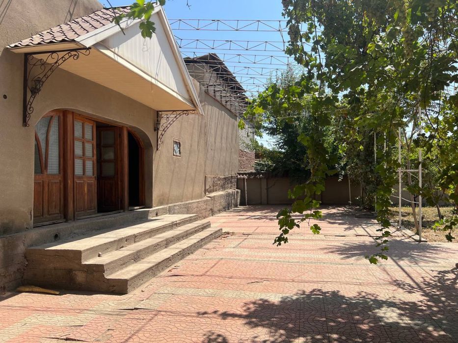 Guliston shahar, hovli sotiladi, 14 sorihdan iborat.5 xonali uy bor…..