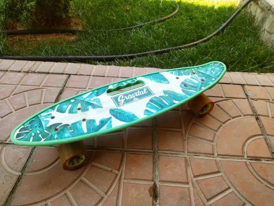 Skeitbord hamma yogʻi joyda toza 1-2 oy ishlatilgan cheti qirilmagan