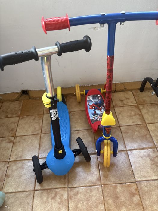 2 trotinete aproape noi