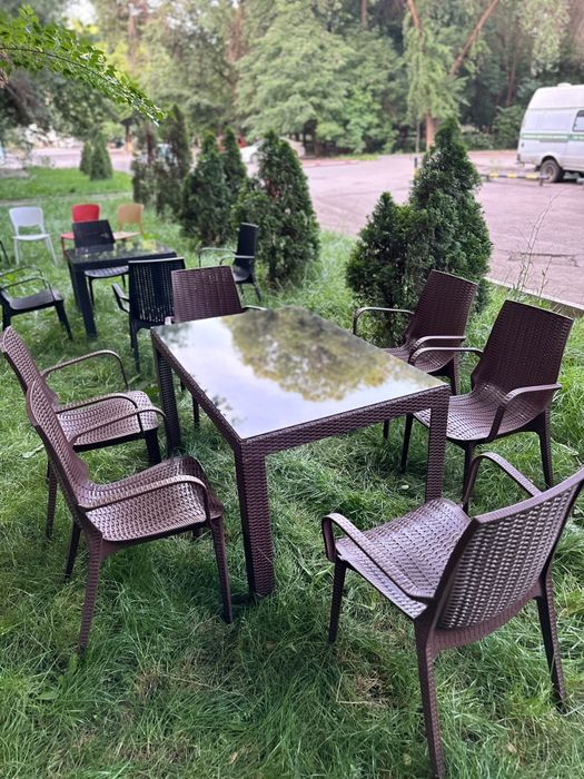 Пластиковый стол стулья под ротанг