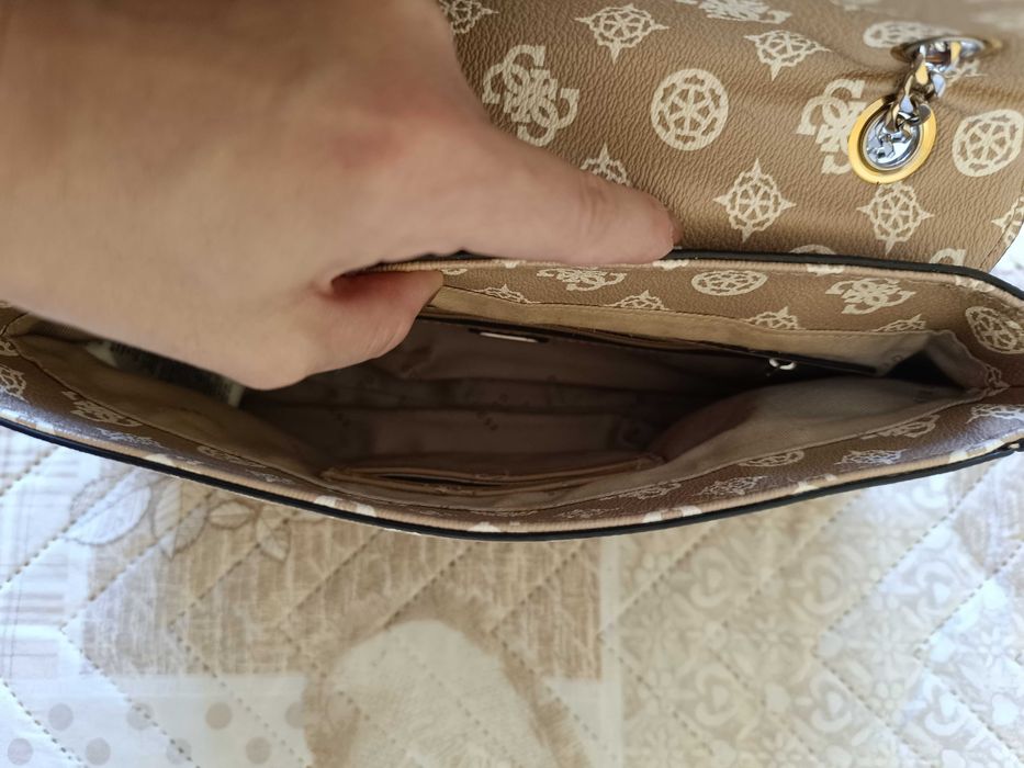 Оригинална чанта Guess