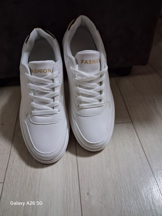 Новые кроссовки  срочно продам