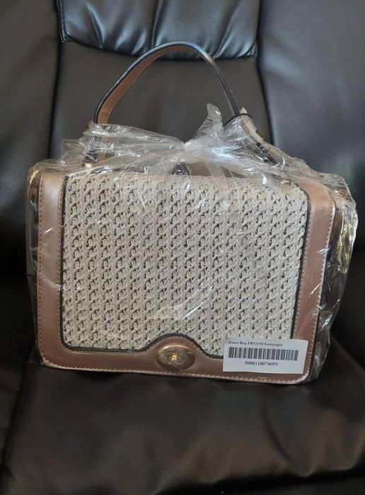 Продавам чисто нова чанта