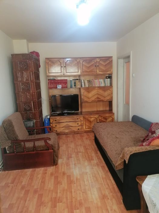 Apartament 3 camere semidecomandat