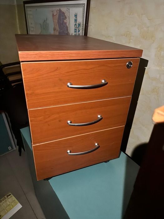 Продаются тумбочки,шкафы