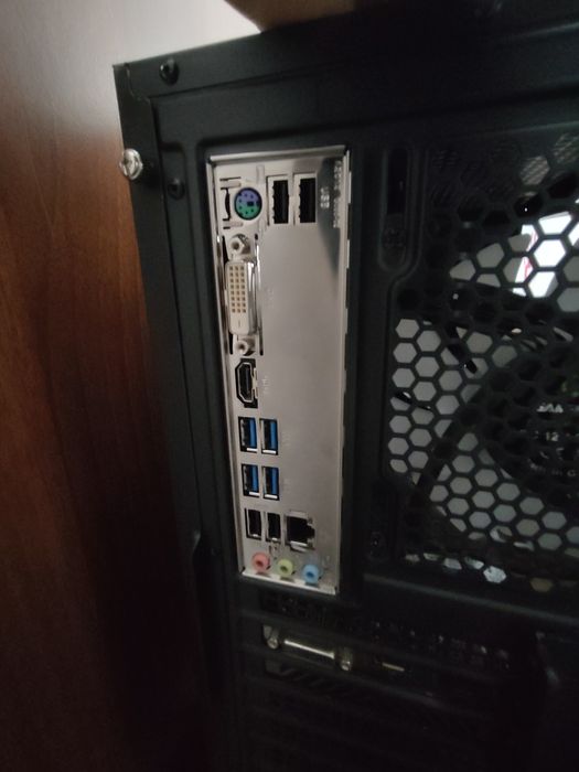 Vând calculator de gaming