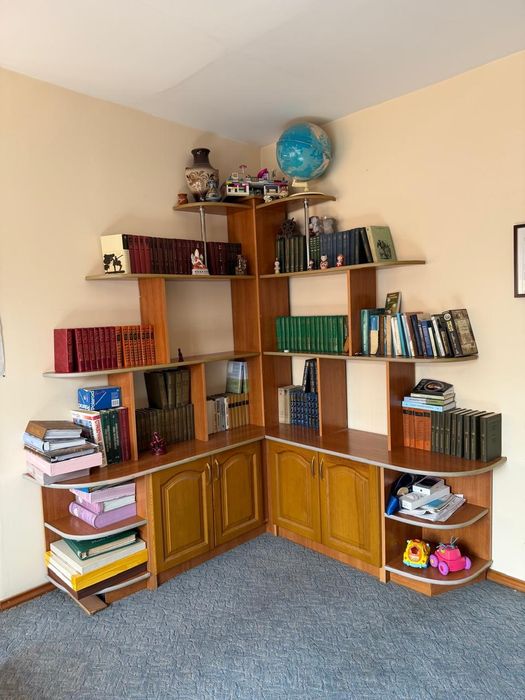 Книжный шкаф классический