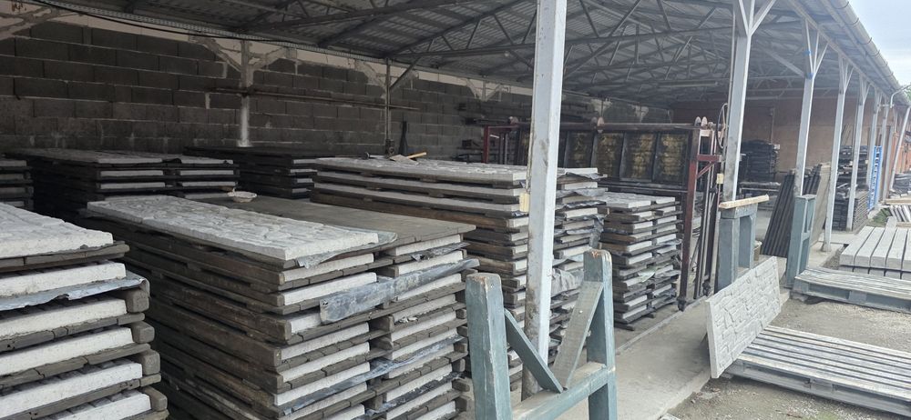 Matrite profesionale placi gard beton, macara si masa vibranta