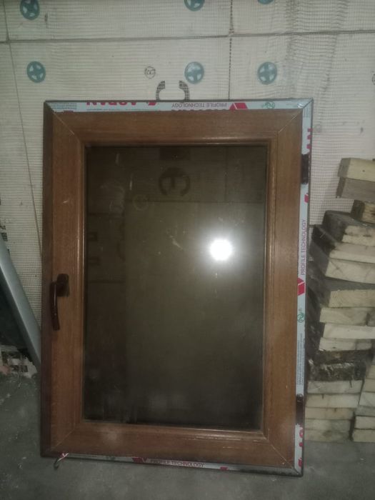 Окна, парта со стульчики.