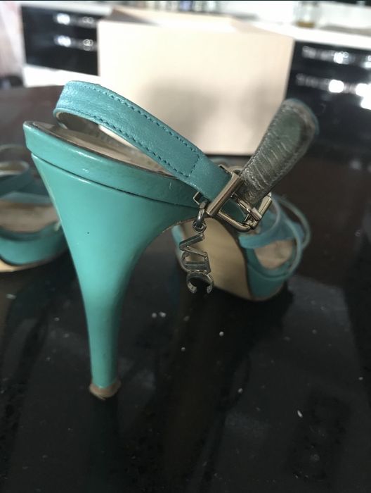 Оригинални сандали на ток Patrizia Pepe и Versace ест. кожа