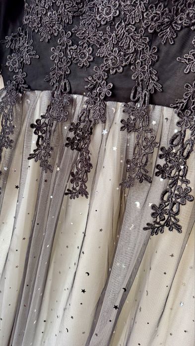 Продавам две офицярни рокли едната е носена а другата само пробвана