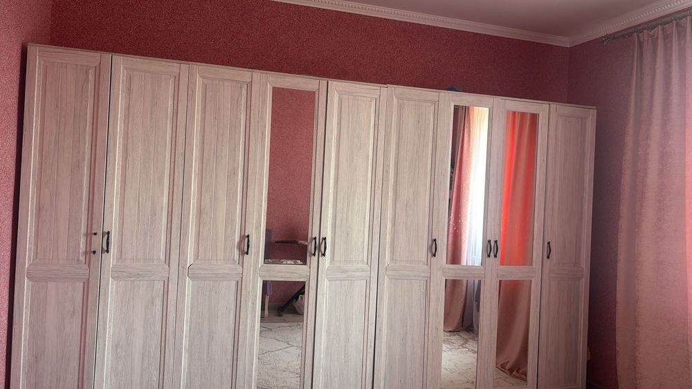 Шкаф большой . . .