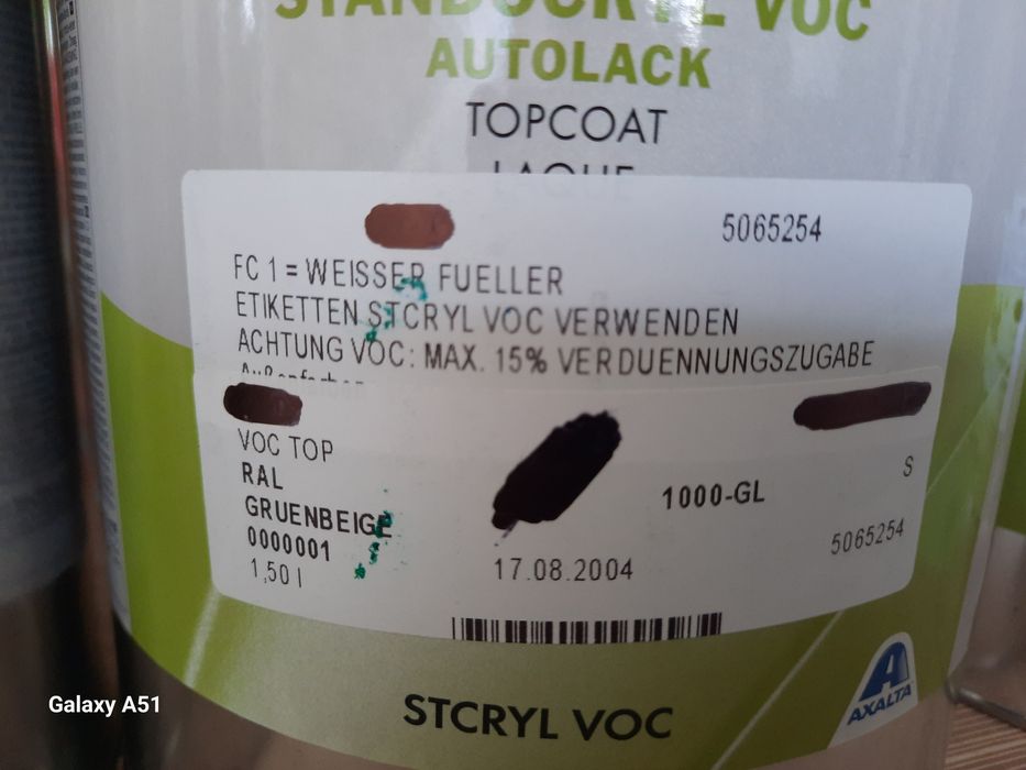 Vopsea camouflage în 3 culori pentru două mașini