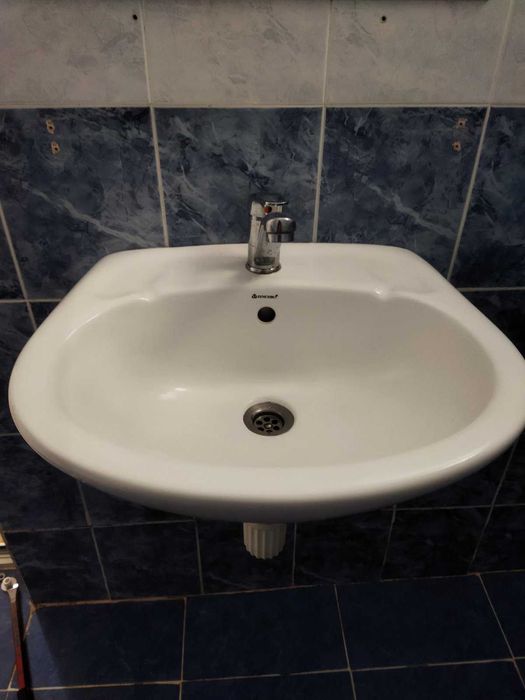 Продавам комплект мивка за баня с батерия