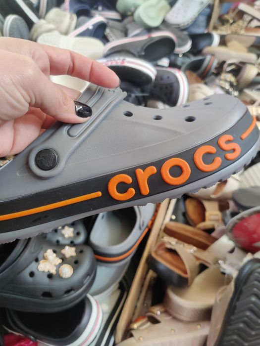Vând papuci Crocs
