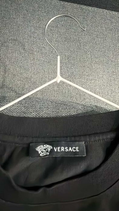 tricou versace cu eticheta