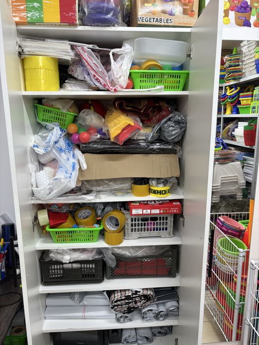 Шкаф белый с полками