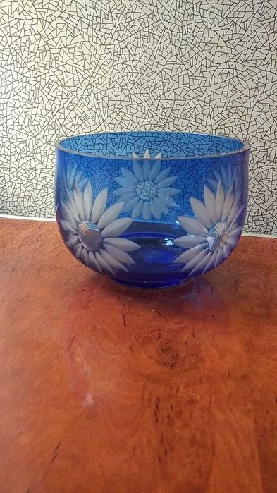 Вазы из красного и синего  стекла.