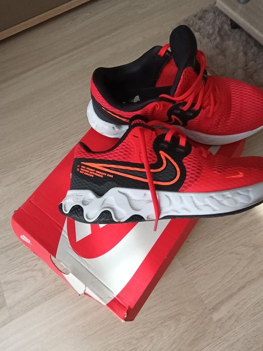 Vând Adidasi Nike