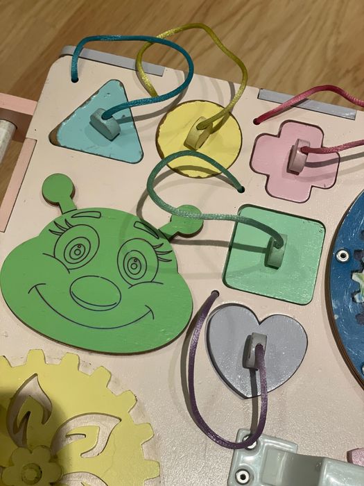 Дървен бизиборд / Бизикубче / Busy board