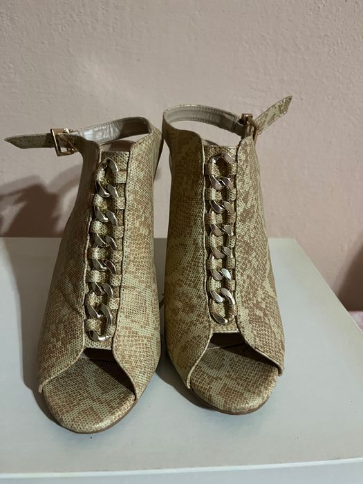 DKNY маркови сандали