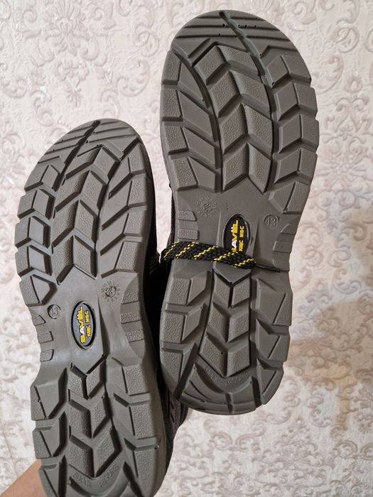 Продам зимнюю спец обувь