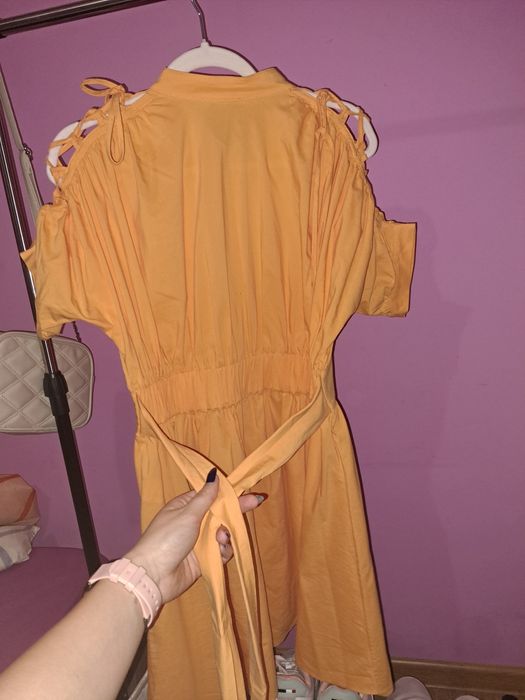 Оранжева рокля, с колан и елемент на рамената