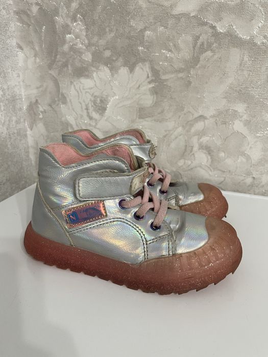 Прлдам обувь на девочку