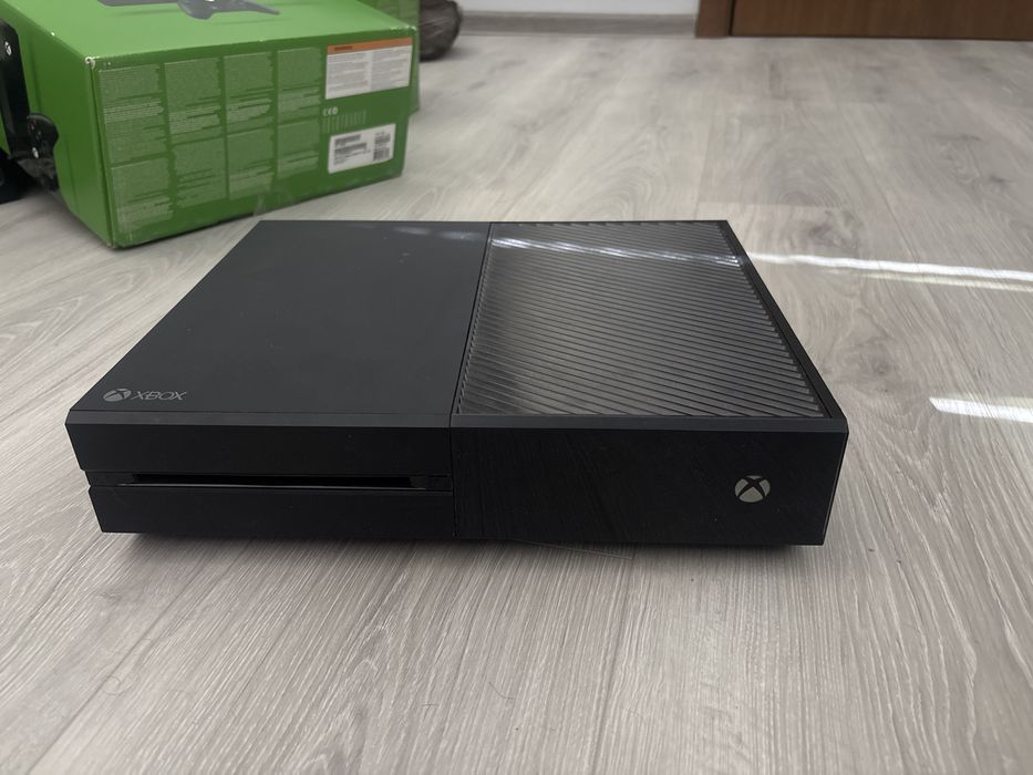 Конзола Xbox One + контролер!