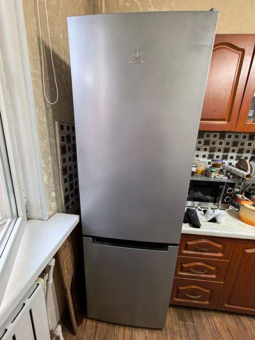 Холодник indesit