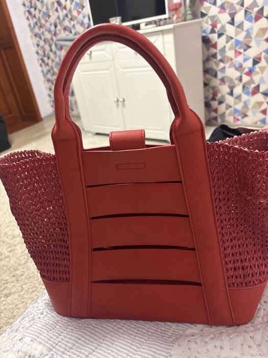 Продавам чанта с леки следи от употреба