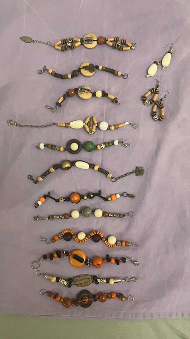 Ръчно изработени от полускъпоценни камъни и мъниста гривни.
