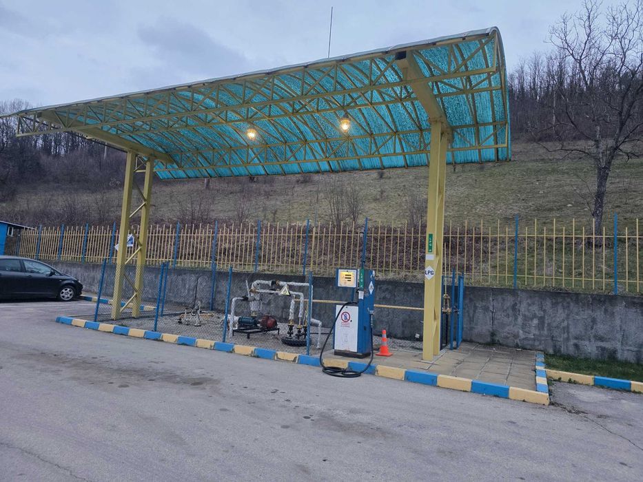 Работеща бензиностанция с газстанция и автомивка