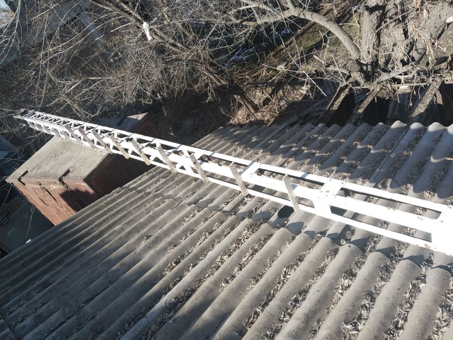 Железная ферма в виде столба.