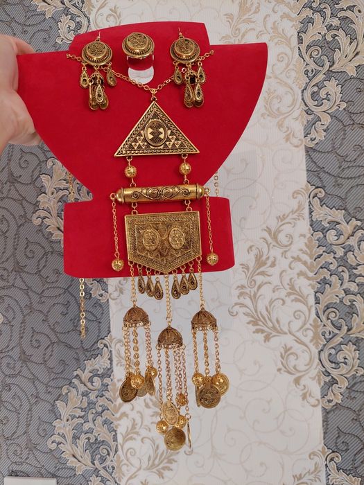 Қазақи Алқа, сырға қолда бар