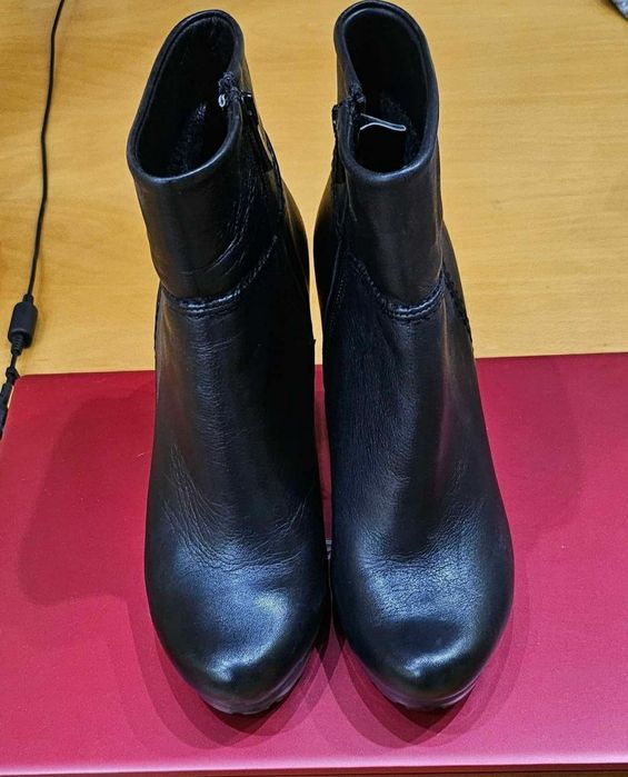 Елегантни боти от естествена кожа