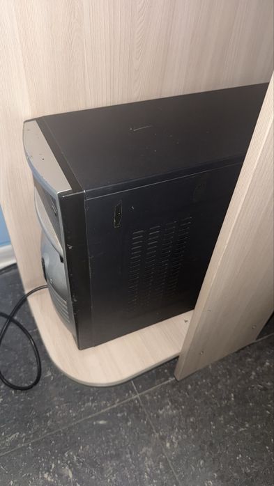 Срочно продам стол компьютерный и кресло