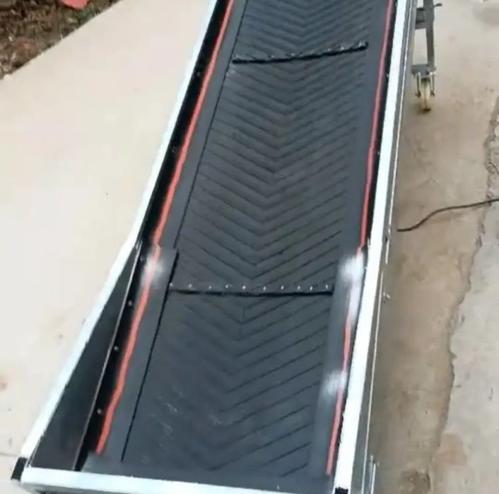 Ленточный транспортер с шевронной лентой