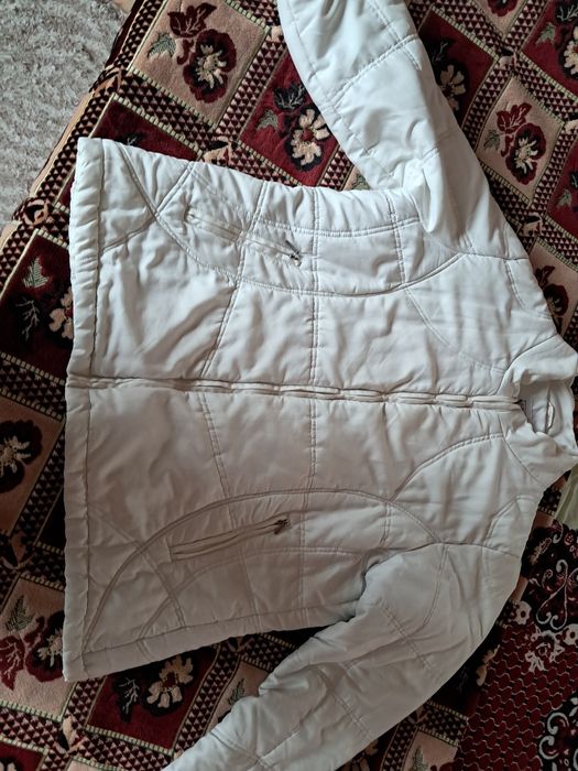 Бяло вталено яке