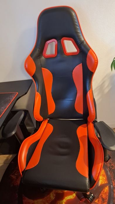 Vând set PC,birou ,monitor si scaun