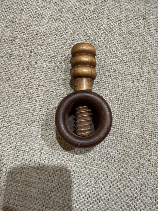 Стара дървена орехотрошачка