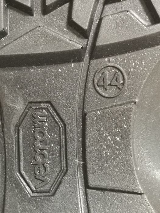 Янги этик 44 размер сотилади.