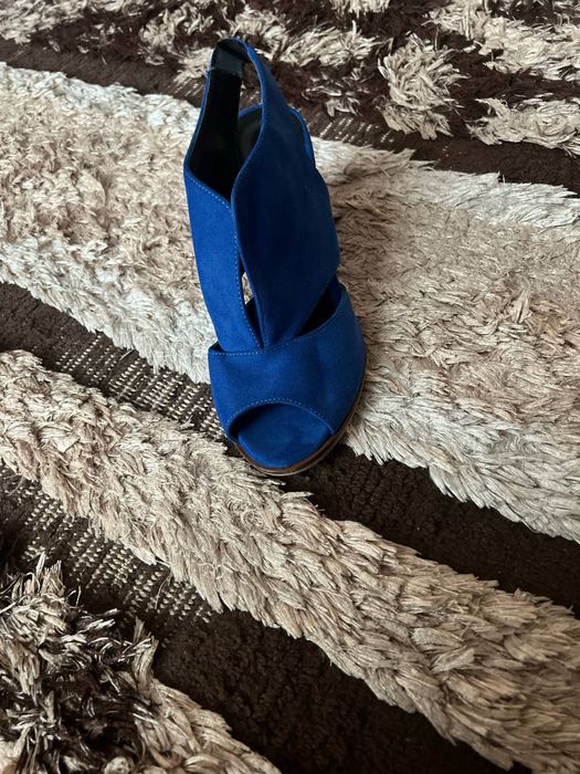 Troyka maykasi Bor shtoni ustida naketkasi moslab oyoxkiyminiyam beram