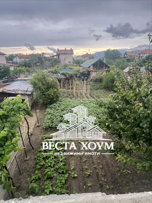 Двуетажна къща в гр. Крън