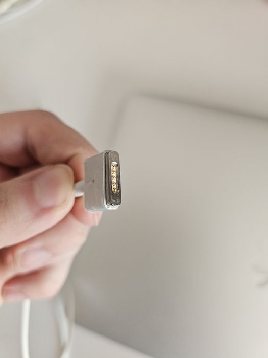 MacBook Air 13″ 2017 cu Baterie NOUĂ si incarcator orginal